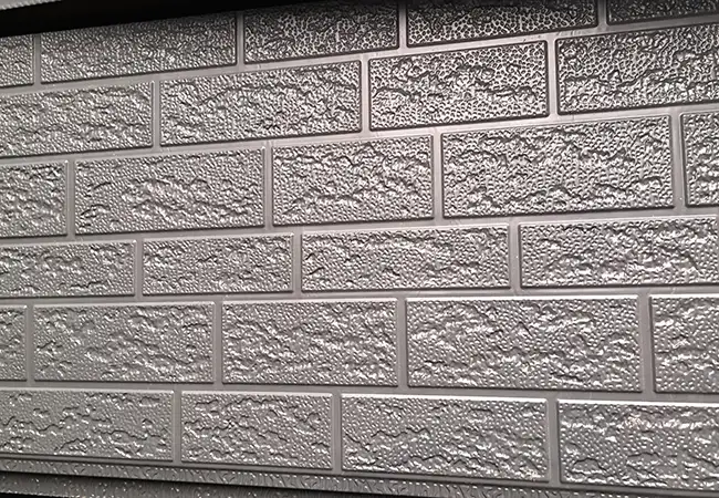 Kepiye Papan Ukiran Logam Bisa Ngubah Ruang Arsitektur Modern?